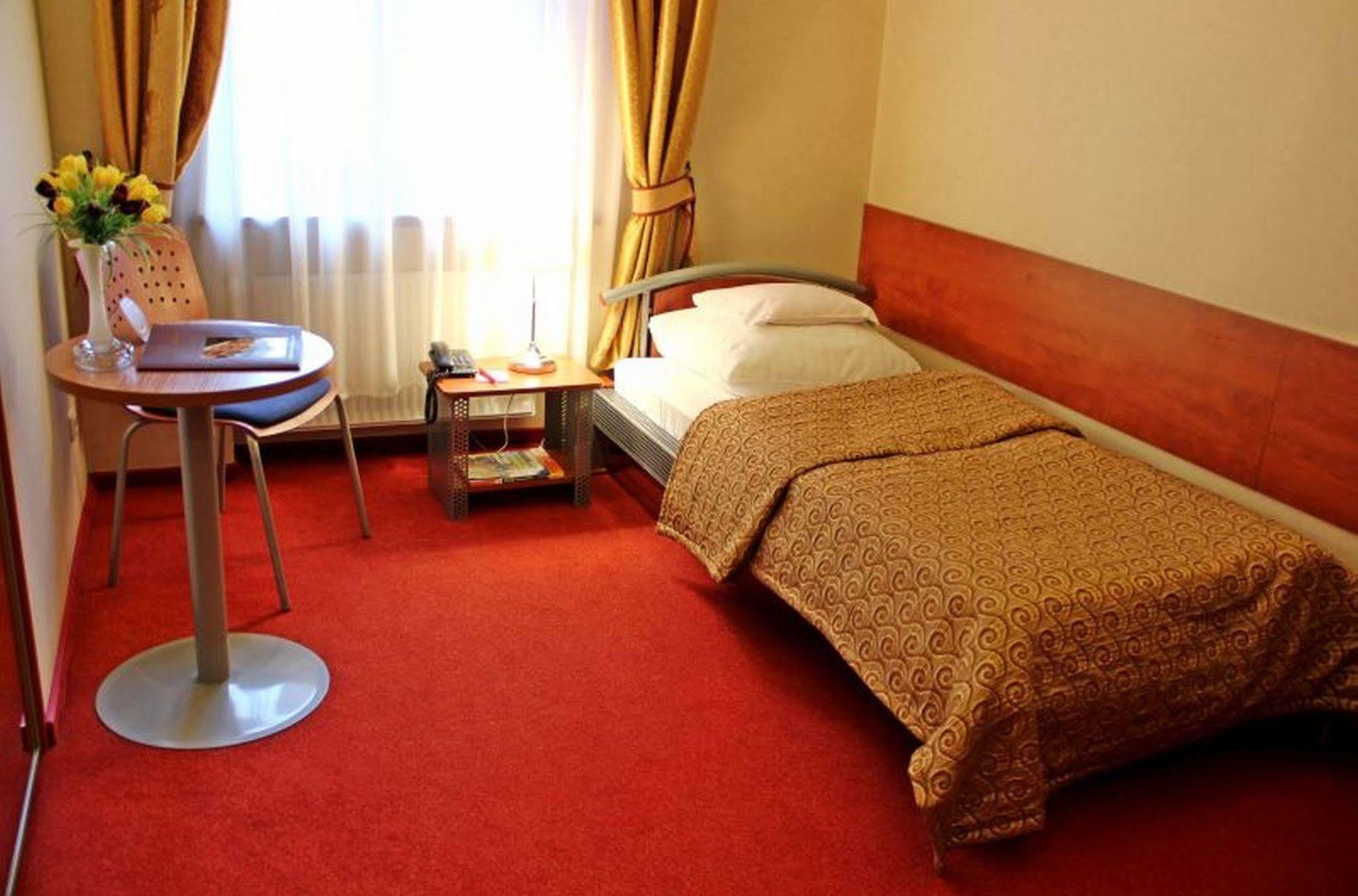 Hotel Europa Kaliszki Екстериор снимка