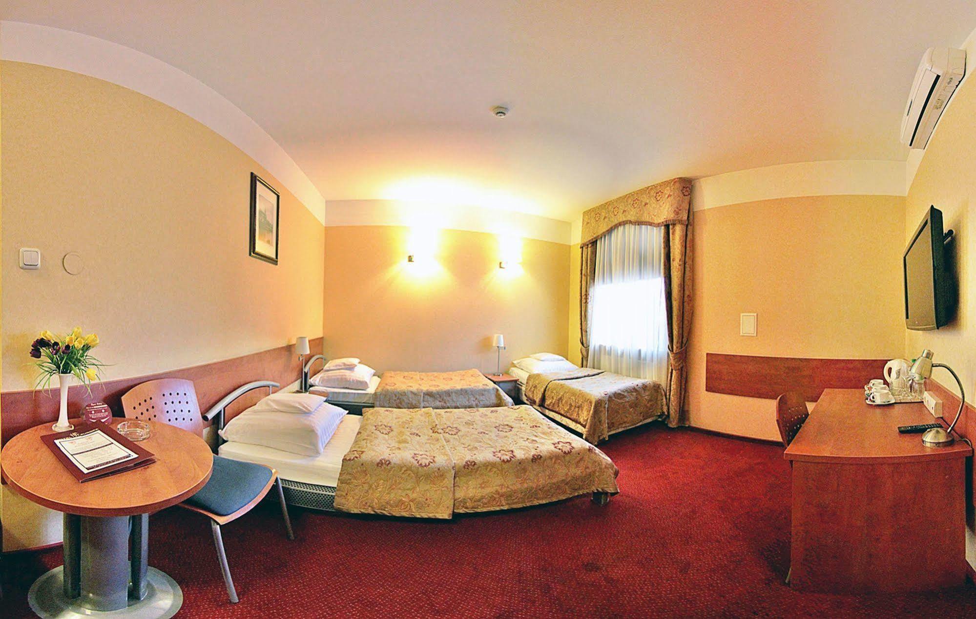Hotel Europa Kaliszki Екстериор снимка